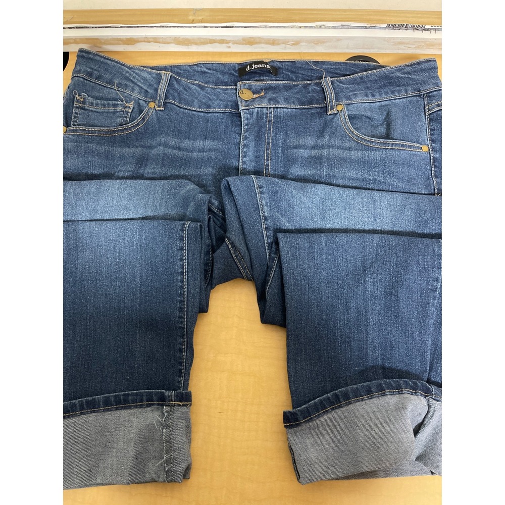 d.jeans Plus Size 18W Denim Capri Pants Medium Wash Cuffed Cropped Jeans